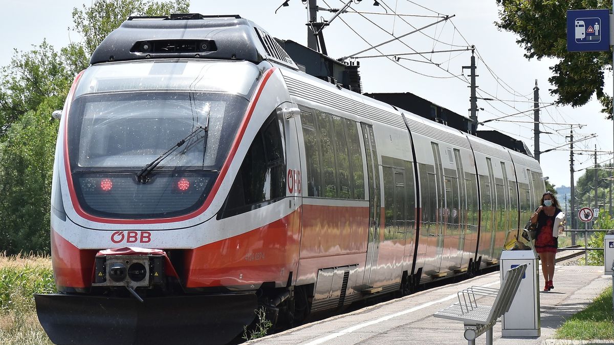 Rakouské železnice čeká v pondělí stávka. Dotkne se to i Česka